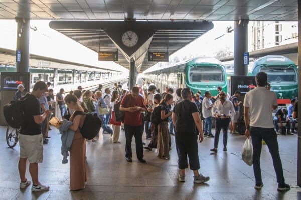 Sciopero oggi 20 giugno 2025, a rischio treni, aerei e mezzi pubblici: gli orari città per città