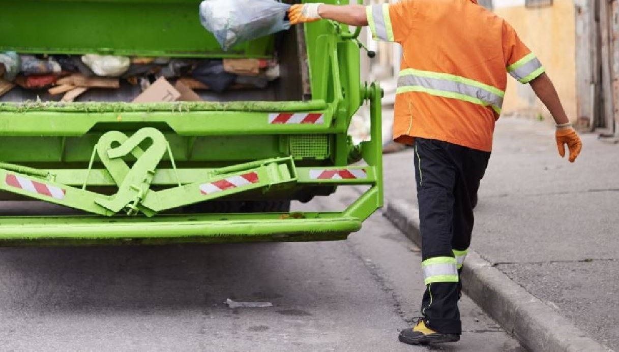 Cancello dell'azienda si stacca e lo travolge, operatore ecologico muore sul lavoro a 66 anni