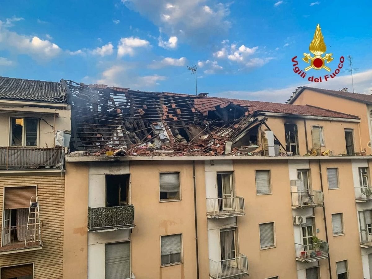 esplosione-in-un-appartamento-a-torino-fiamme-divorano-il-tetto-1