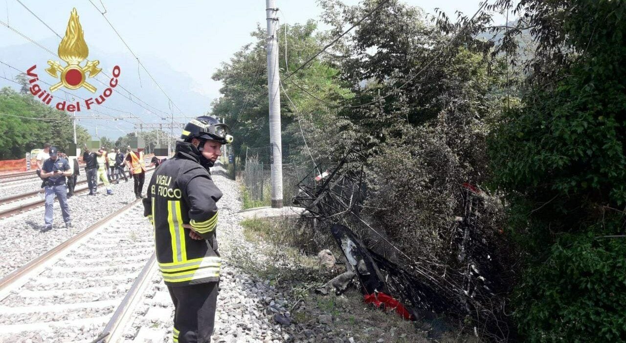 Ultraleggero precipita vicino alla ferrovia Verona-Brennero, cavi tranciati: circolazione in tilt