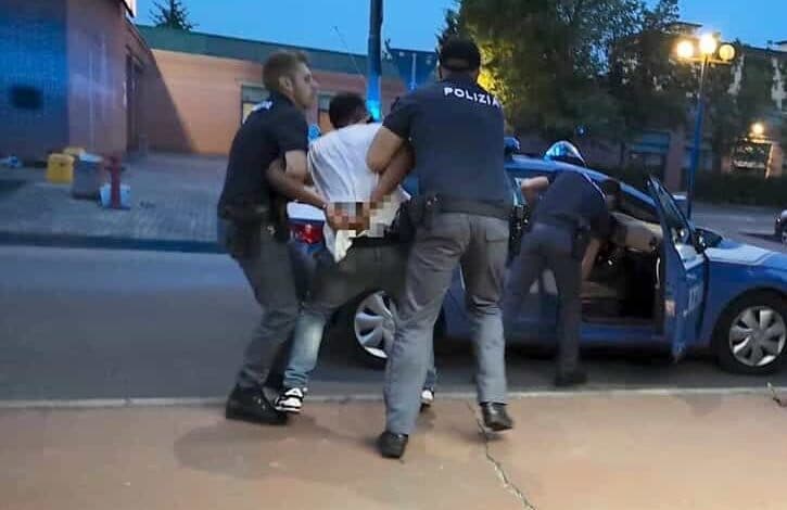 Ubriaco aggredisce moglie e morde un poliziotto alla coscia: 33enne finisce in carcere a Rimini