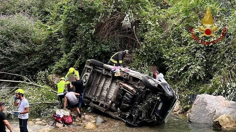 Pulmino fa un volo di 10 metri e finisce nel torrente a Recoaro Terme: a bordo un gruppo di disabili, 8 feriti