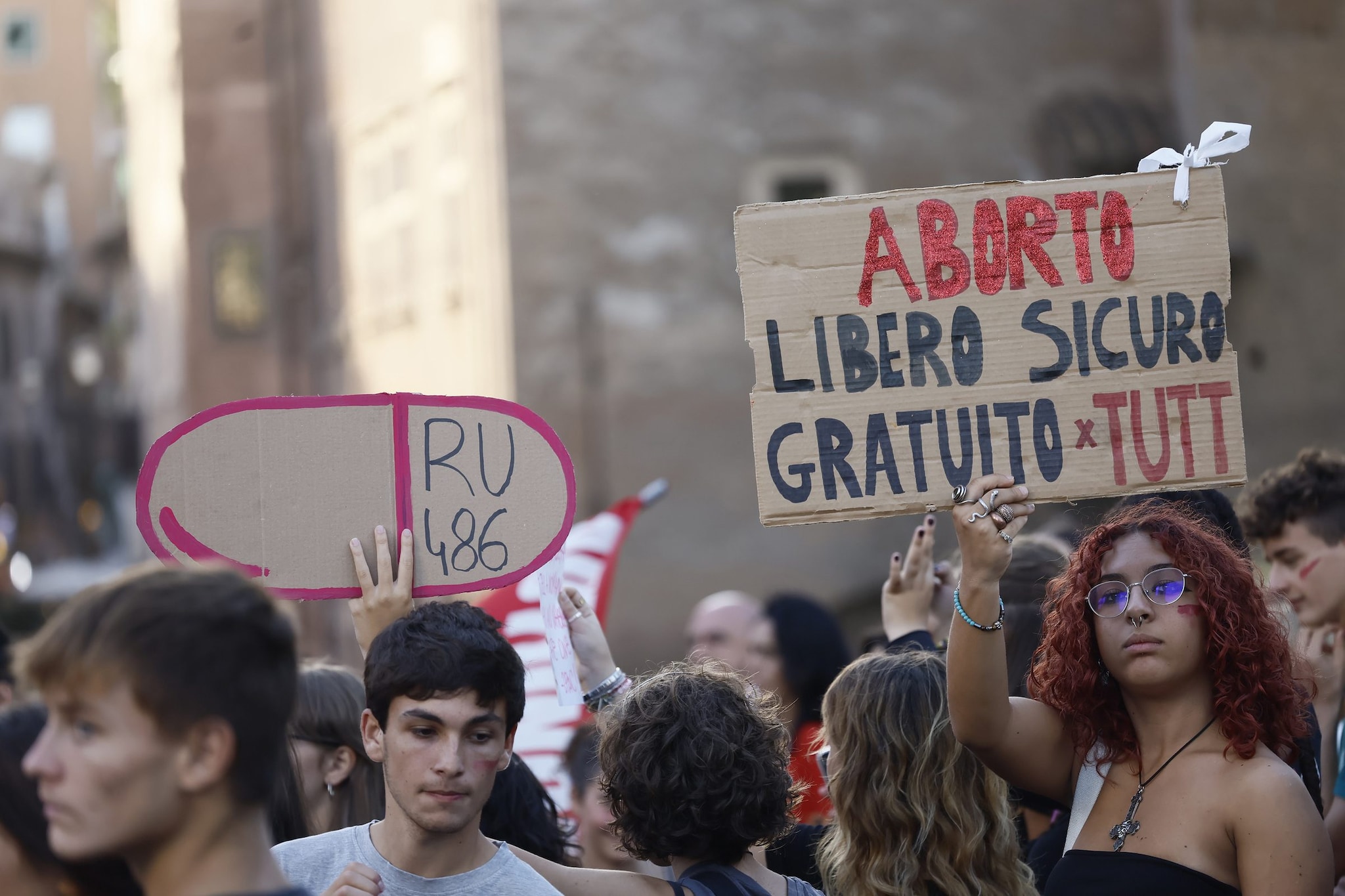 Sardegna, sarà possibile accedere all'aborto farmacologico in consultorio e a casa: prima Regione del Sud a farlo