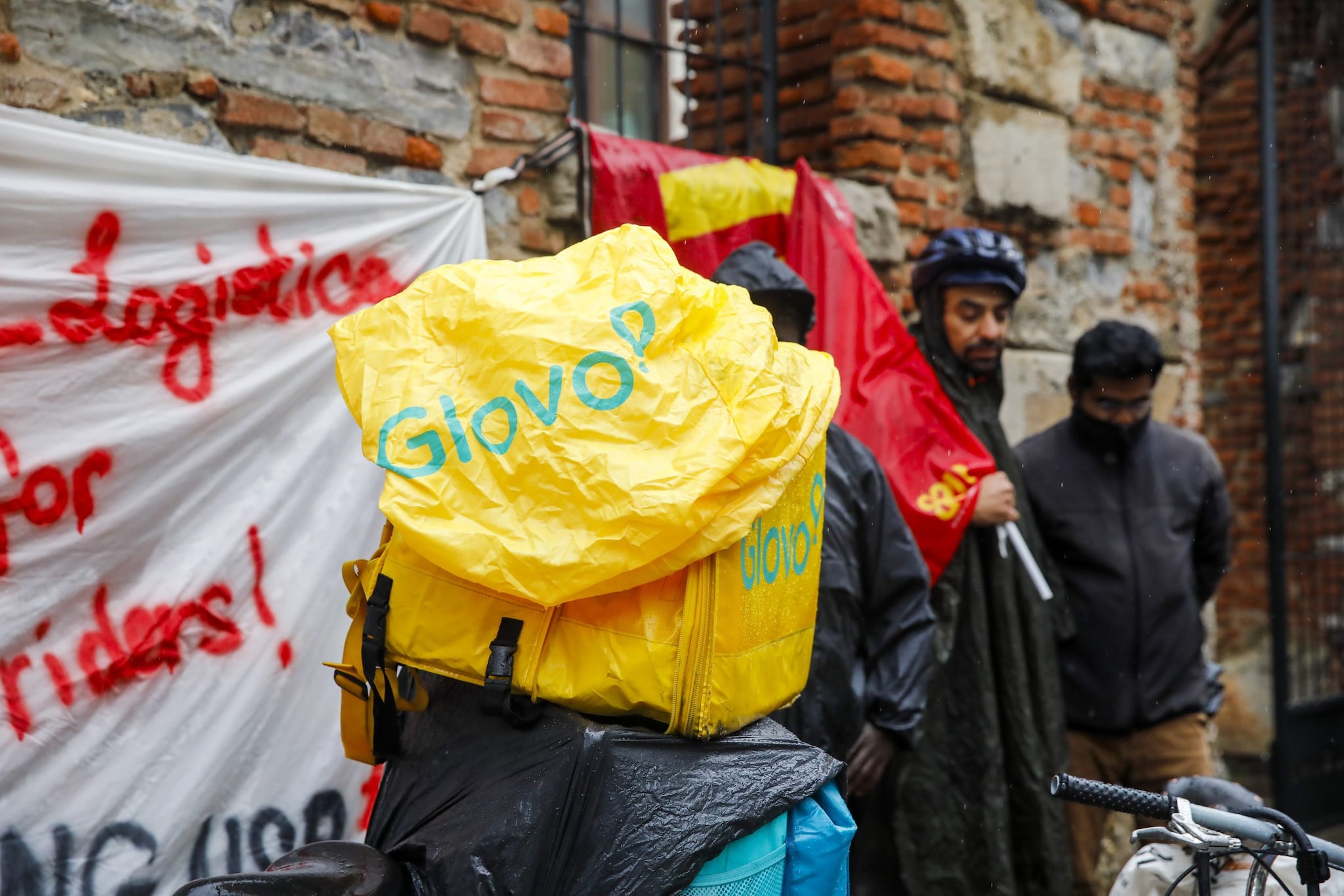 Glovo sospende "temporeaneamente" i bonus per i rider che lavorano a 40 gradi: cosa succede adesso