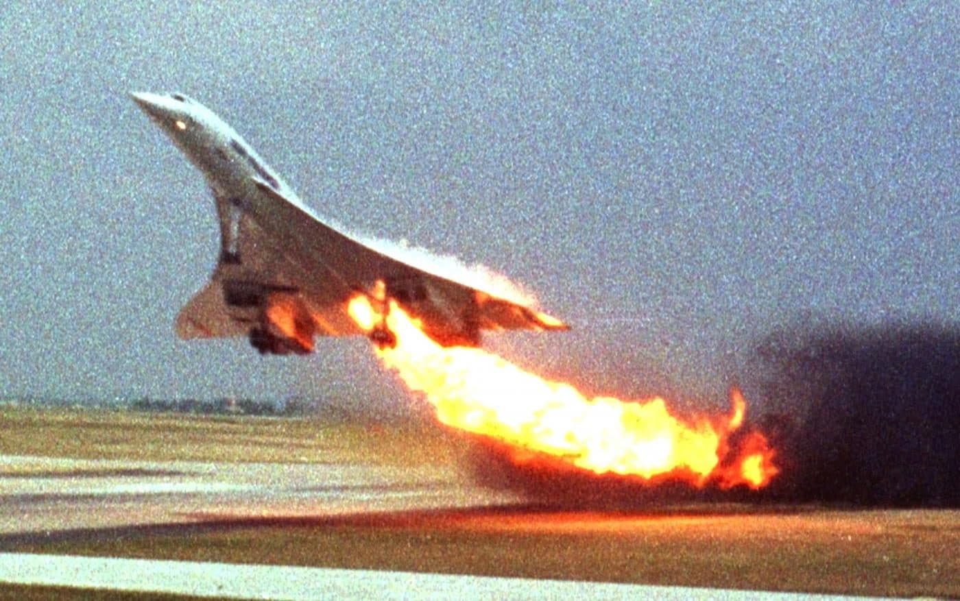 Il volo Concorde 4590 di Air France decolla dall’aeroporto Charles de Gaulle di Parigi con una scia di fuoco che fuoriesce dal motore dell’ala sinistra, foto d’archivio del 25 luglio 2000