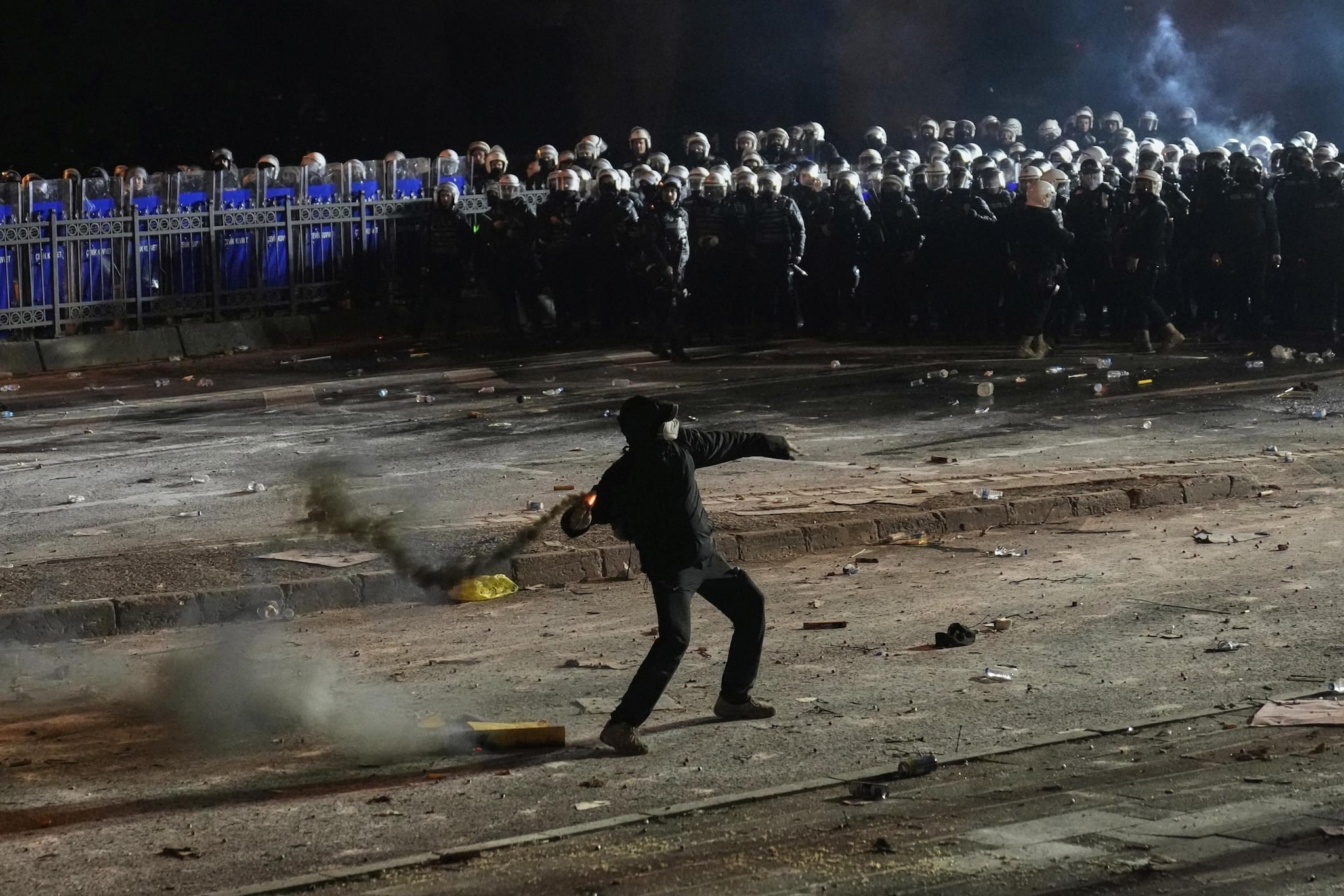 Un manifestante lancia un petardo durante una protesta contro l’arresto di Imamoglu, a Istanbul, Turchia, sabato 22 marzo 2025. Credit: AP Photo/Khalil Hamra