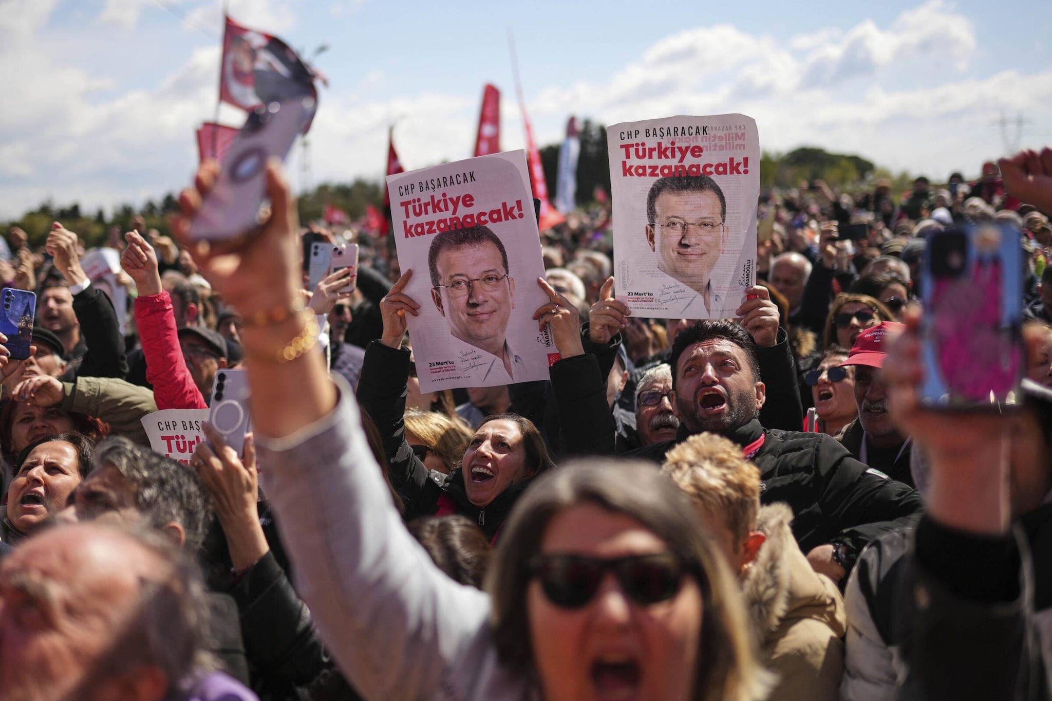Sostenitori cantano slogan fuori dalla prigione di Silivri dove si svolge il processo al sindaco di Istanbul Ekrem Imamoglu. Credit: AP Photo/Francisco Seco