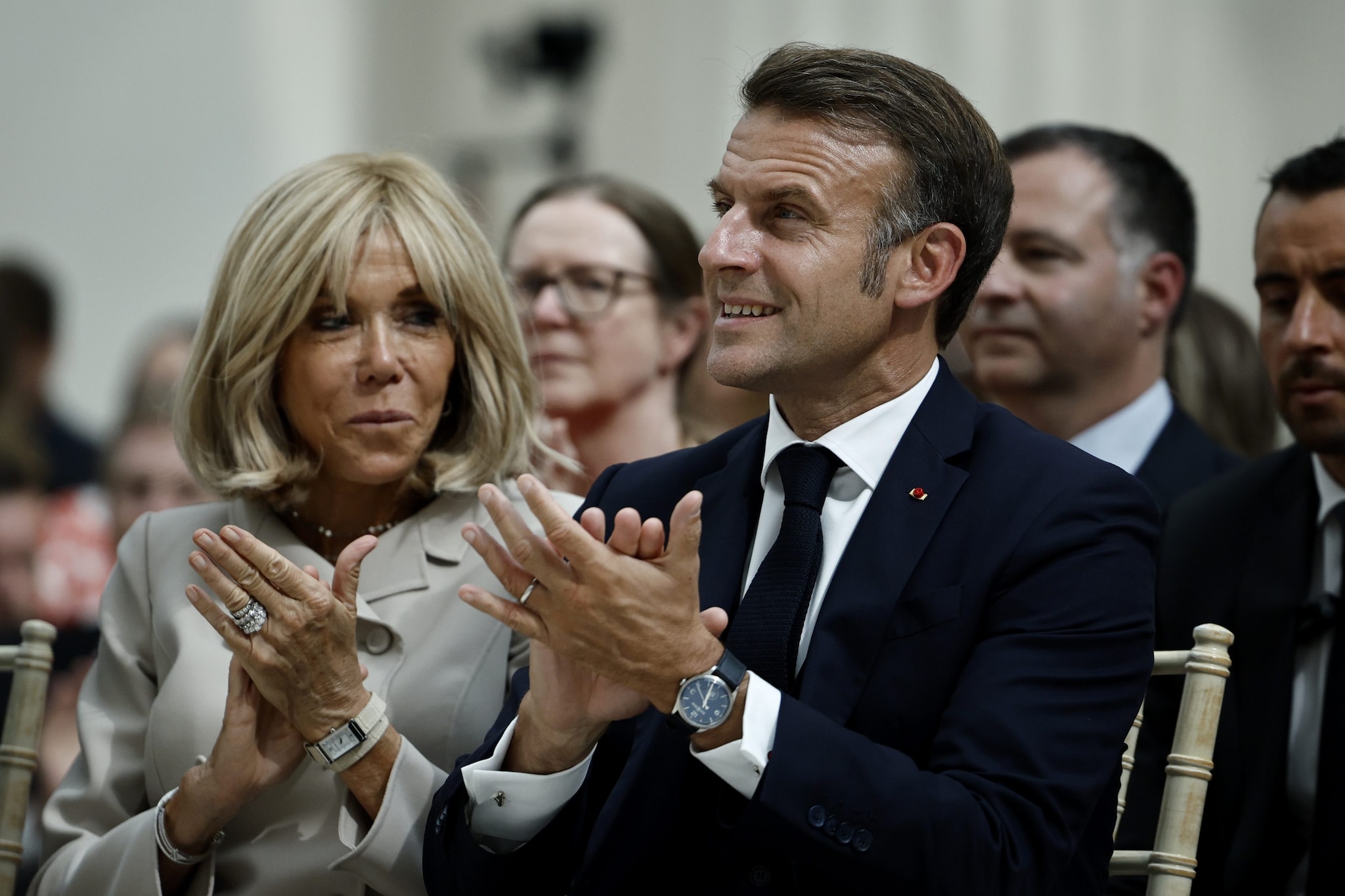I Macron fanno causa all'influencer Usa che ha diffuso la teoria del complotto su Brigitte "nata uomo"