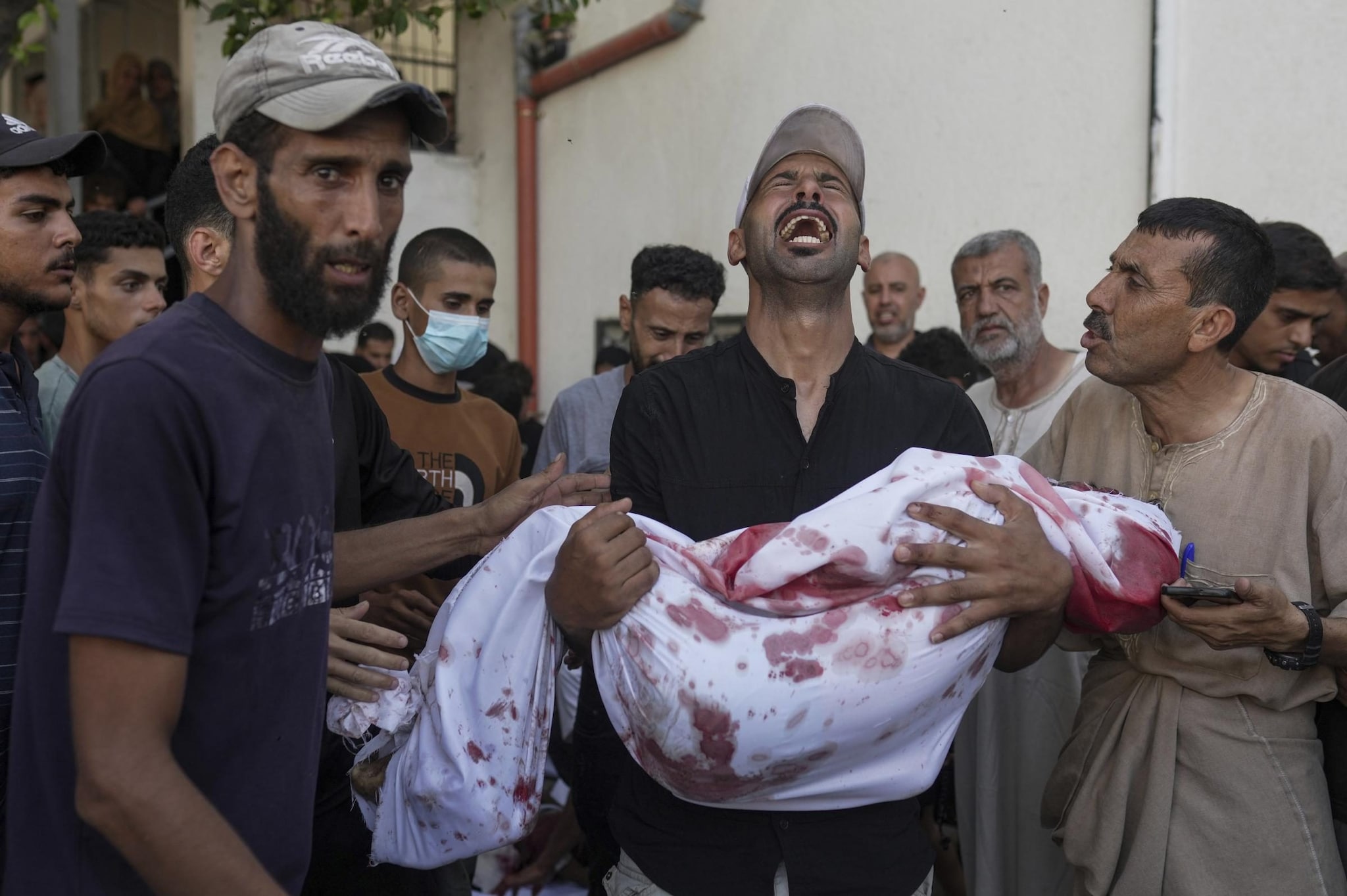 Gaza, ancora sangue tra le macerie: raid israeliano su punto di distribuzione dell’acqua, uccisi 6 bambini