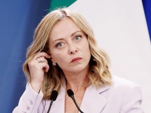 Per coprire il flop dei centri in Albania, Giorgia Meloni trova un altro nemico: la Corte di Giustizia UE