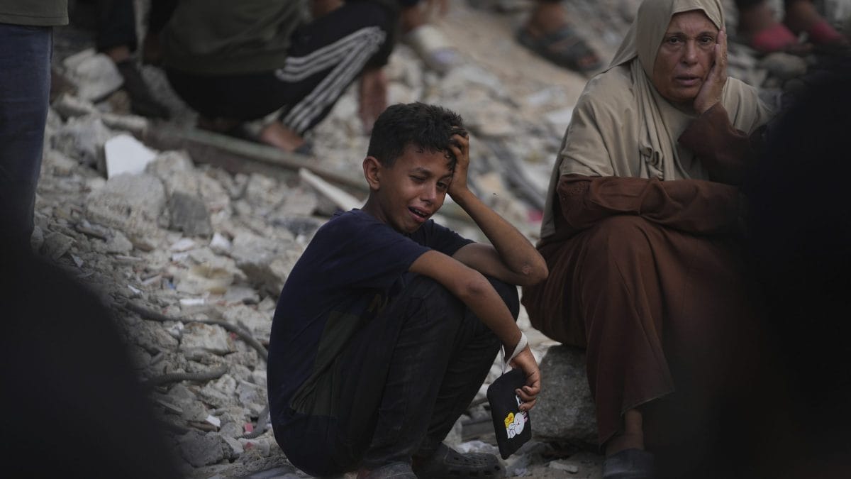 Un bambino piange durante il funerale di familiari uccisi mentre cercavano di raggiungere i camion degli aiuti umanitari che entravano nel nord di Gaza attraverso il valico di Zikim con Israele, presso l'ospedale Shifa, a Gaza City. (AP Photo/Abdel Kareem Hana)