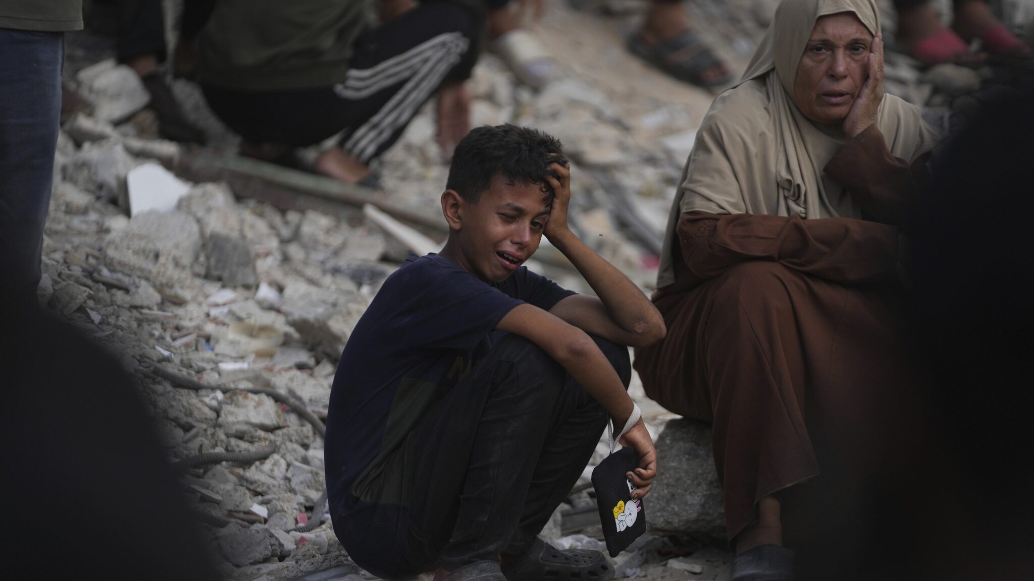 Un bambino piange durante il funerale di familiari uccisi mentre cercavano di raggiungere i camion degli aiuti umanitari che entravano nel nord di Gaza attraverso il valico di Zikim con Israele, presso l'ospedale Shifa, a Gaza City. (AP Photo/Abdel Kareem Hana)