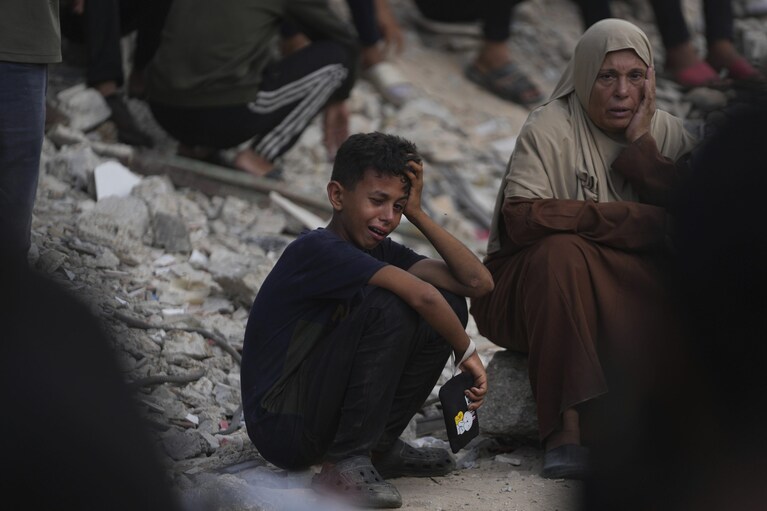 Un bambino piange durante il funerale di familiari uccisi mentre cercavano di raggiungere i camion degli aiuti umanitari che entravano nel nord di Gaza attraverso il valico di Zikim con Israele, presso l'ospedale Shifa, a Gaza City. (AP Photo/Abdel Kareem Hana)