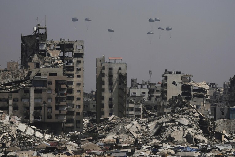 Aiuti umanitari vengono lanciati dai cieli ai palestinesi sopra Gaza City, Striscia di Gaza. (AP Photo/Jehad Alshrafi) Associated Press/LaPresse