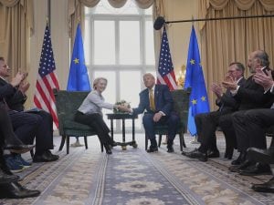 L&#8217;accordo sui dazi con gli Stati Uniti divide i paesi dell&#8217;Unione europea e fa infuriare la sinistra