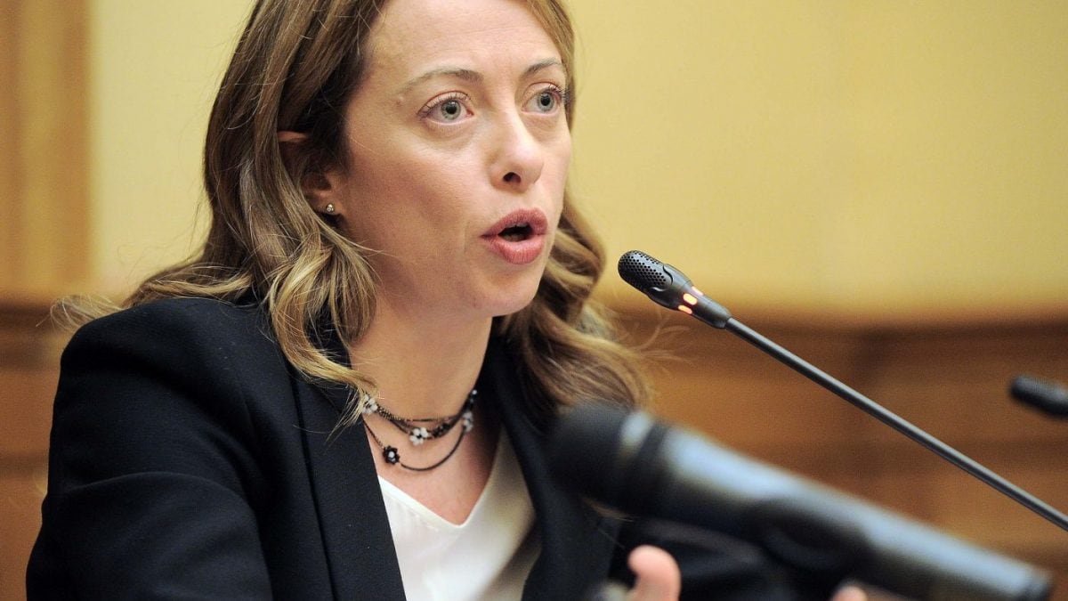 Giorgia Meloni durante una conferenza stampa alla Camera, febbraio 2015