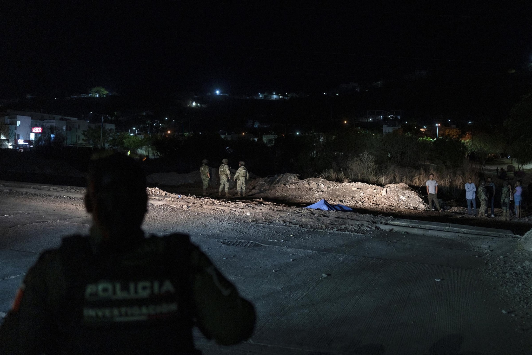 Quattro corpi decapitati e appesi al ponte, accanto un sacco con le teste: orrore in Messico