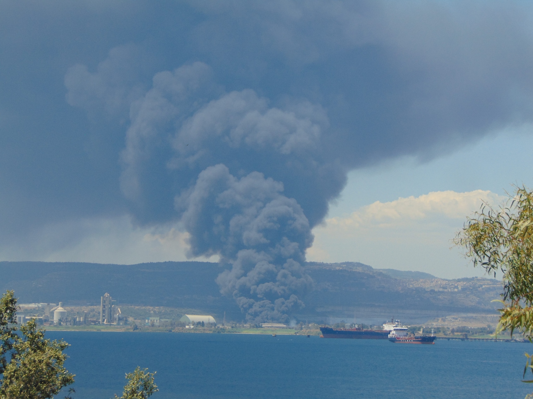 Siracusa, brucia da giorni deposito di rifiuti speciali: “Siamo chiusi in casa, rischio ambientale enorme”