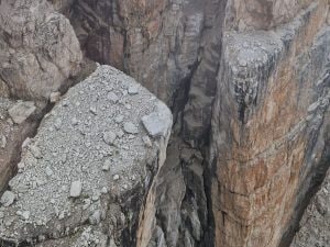 Boati e crolli, le Dolomiti del Brenta si sbriciolano: escursionisti evacuati e sentieri chiusi