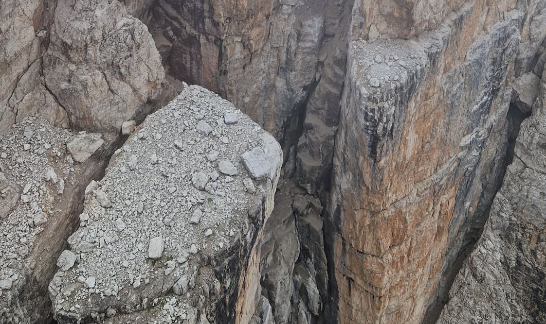 Boati e crolli, le Dolomiti del Brenta si sbriciolano: escursionisti evacuati e sentieri chiusi