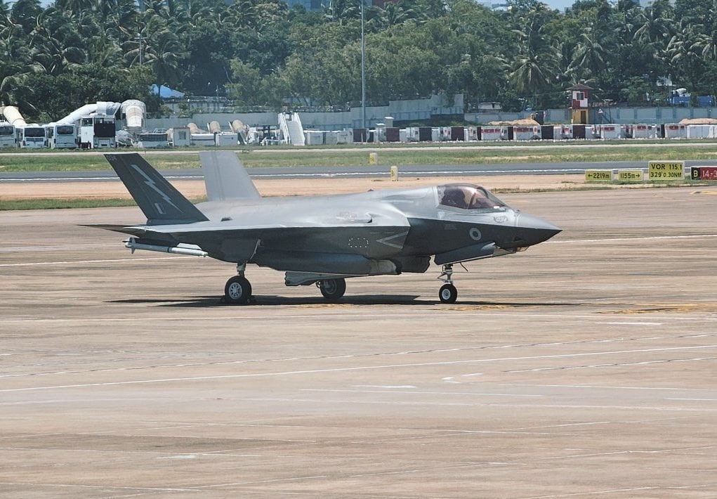 Il caso del caccia F-35 da 130 milioni che da 20 giorni nessuno riesce a spostare: diventato un meme