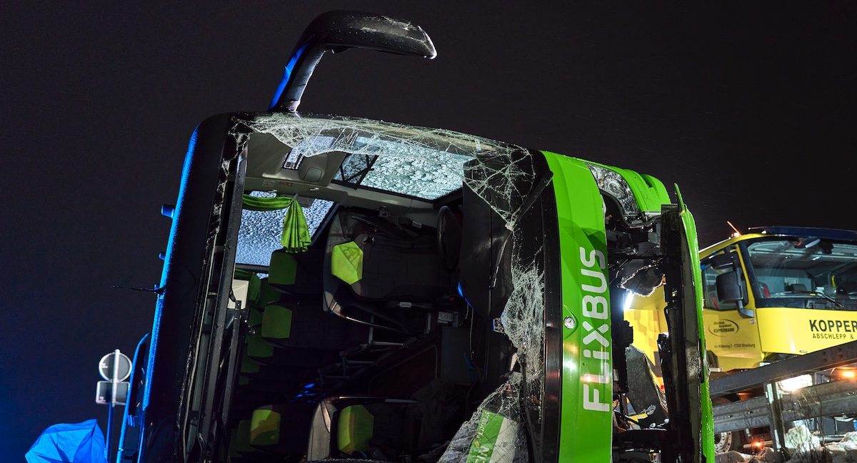 Pullman Flixbus sbanda e si ribalta, decine di feriti in Germania: un passeggero incastrato per ore
