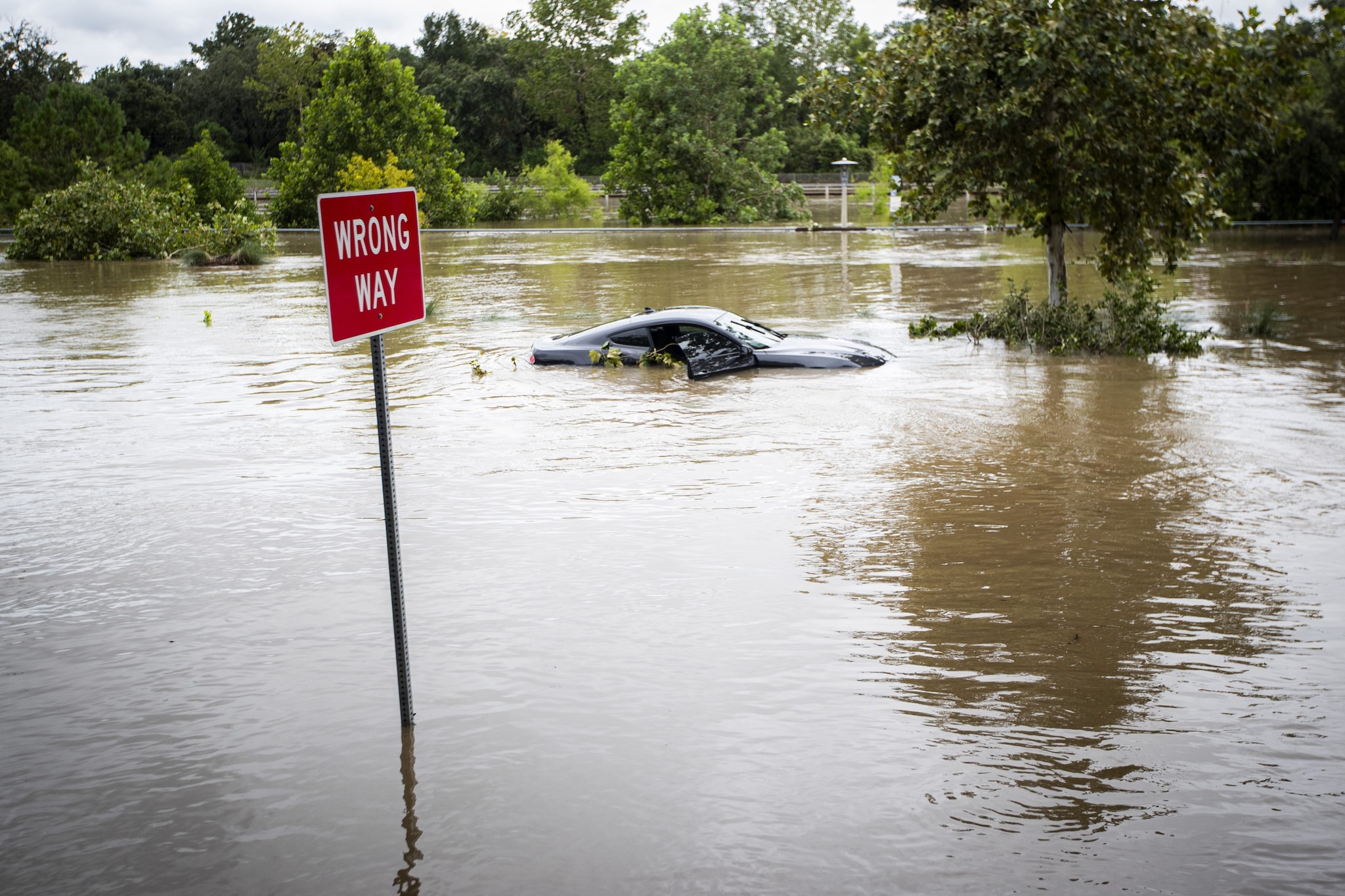 Almeno 13 morti per le alluvioni in Texas, decine di bambine disperse: si teme una strage