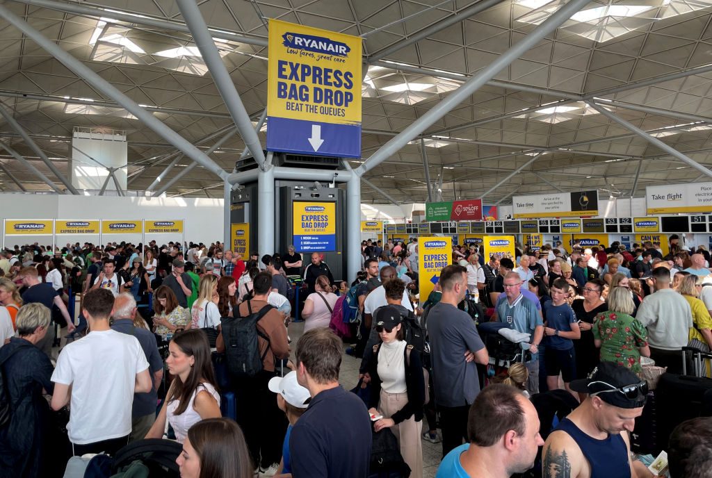 Sciopero controllori traffico aereo in Francia, Ryanair cancella 170 voli: disagi per 30mila passeggeri