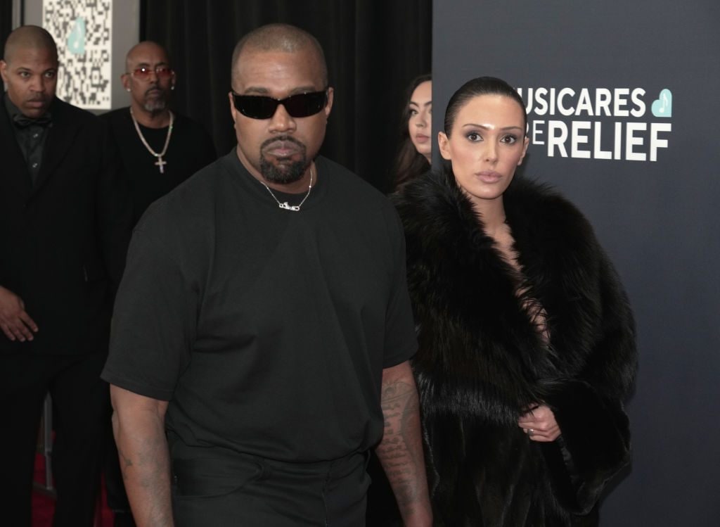 Kanye West non potrà entrare in Australia: revocato per antisemitismo il visto nel Paese d'origine di Bianca Censori