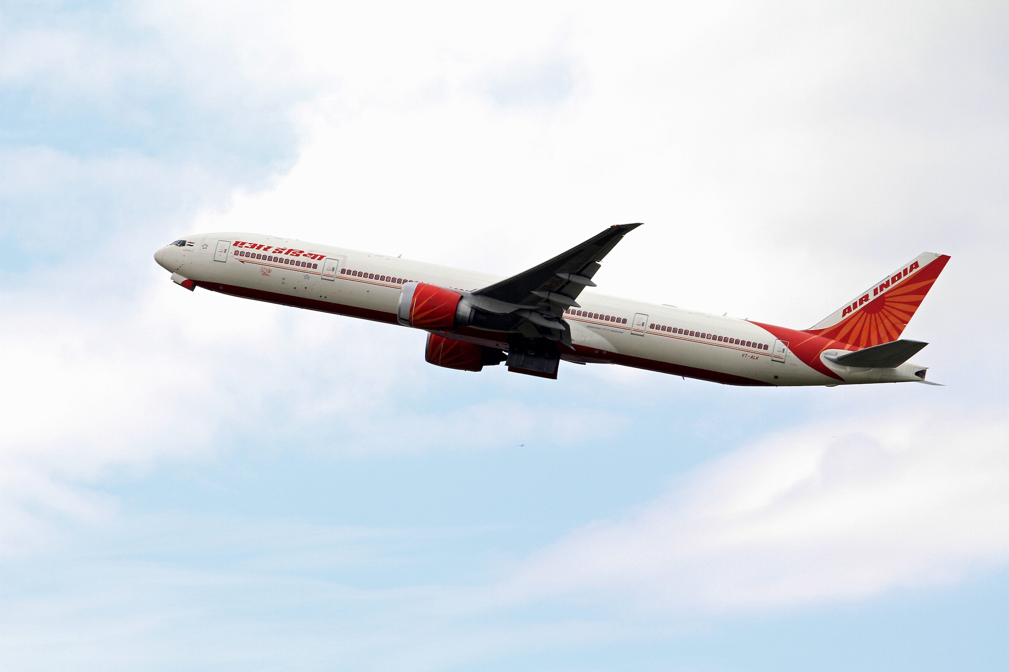 Paura in volo, Boeing Air India precipita di 274 metri dopo il decollo da Delhi