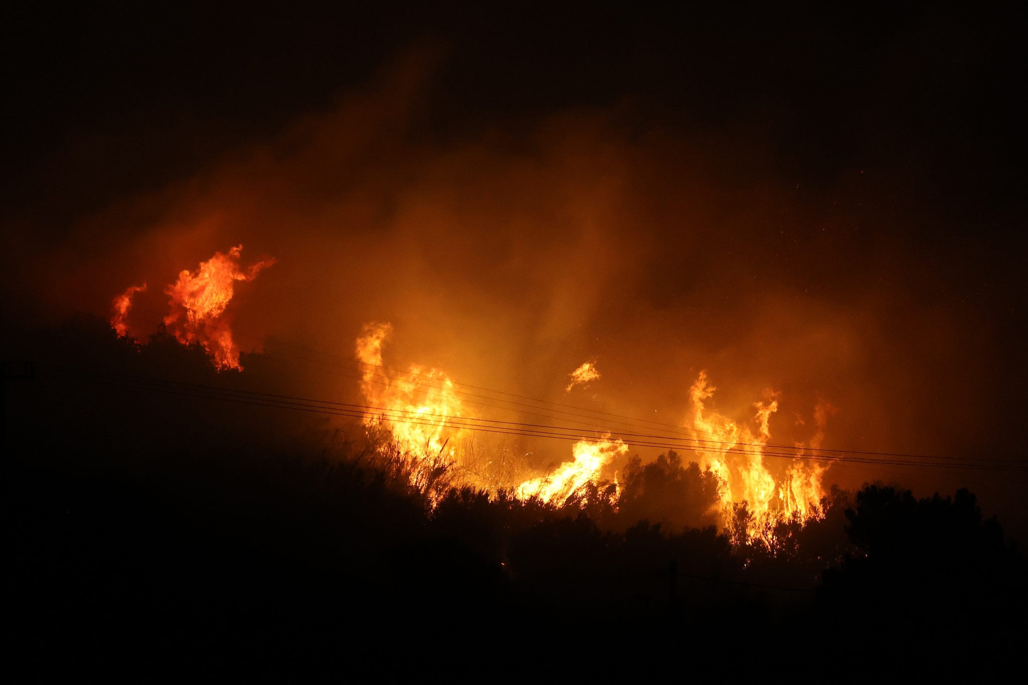 Grecia, incendi devastano Creta: evacuate 5mila persone, turisti in fuga e case in fiamme