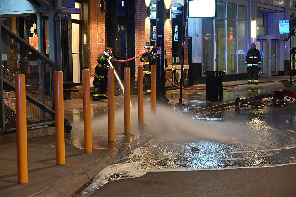 Spari da auto in corsa a Chicago fuori da un ristorante: 4 morti e 14 feriti, aggressori in fuga