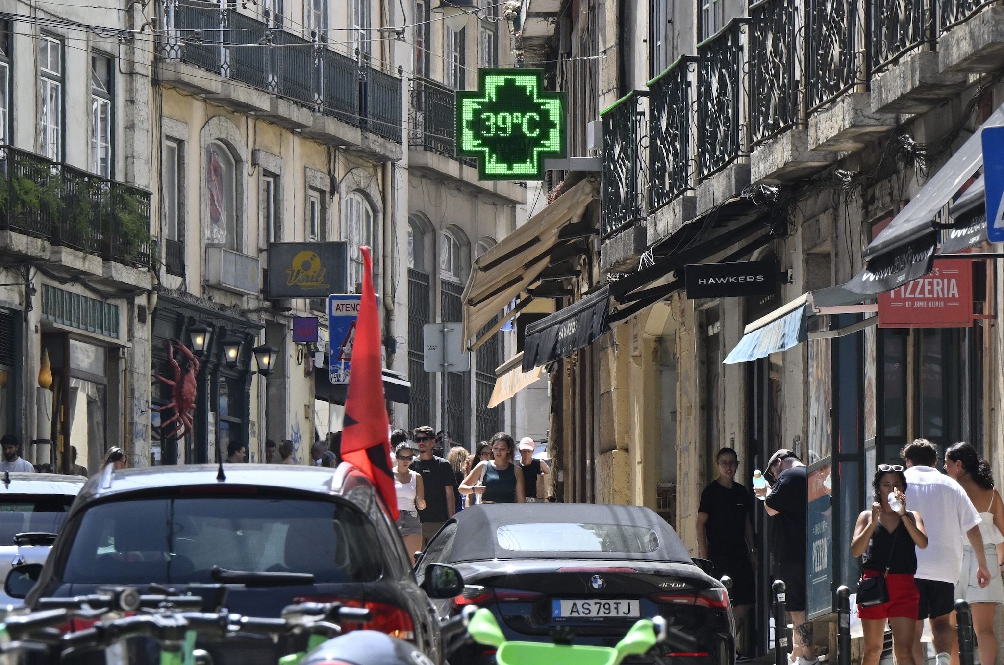 Allerta caldo a Ferragosto, domani bollino rosso in 14 città: al nord temperature fino a 39 gradi