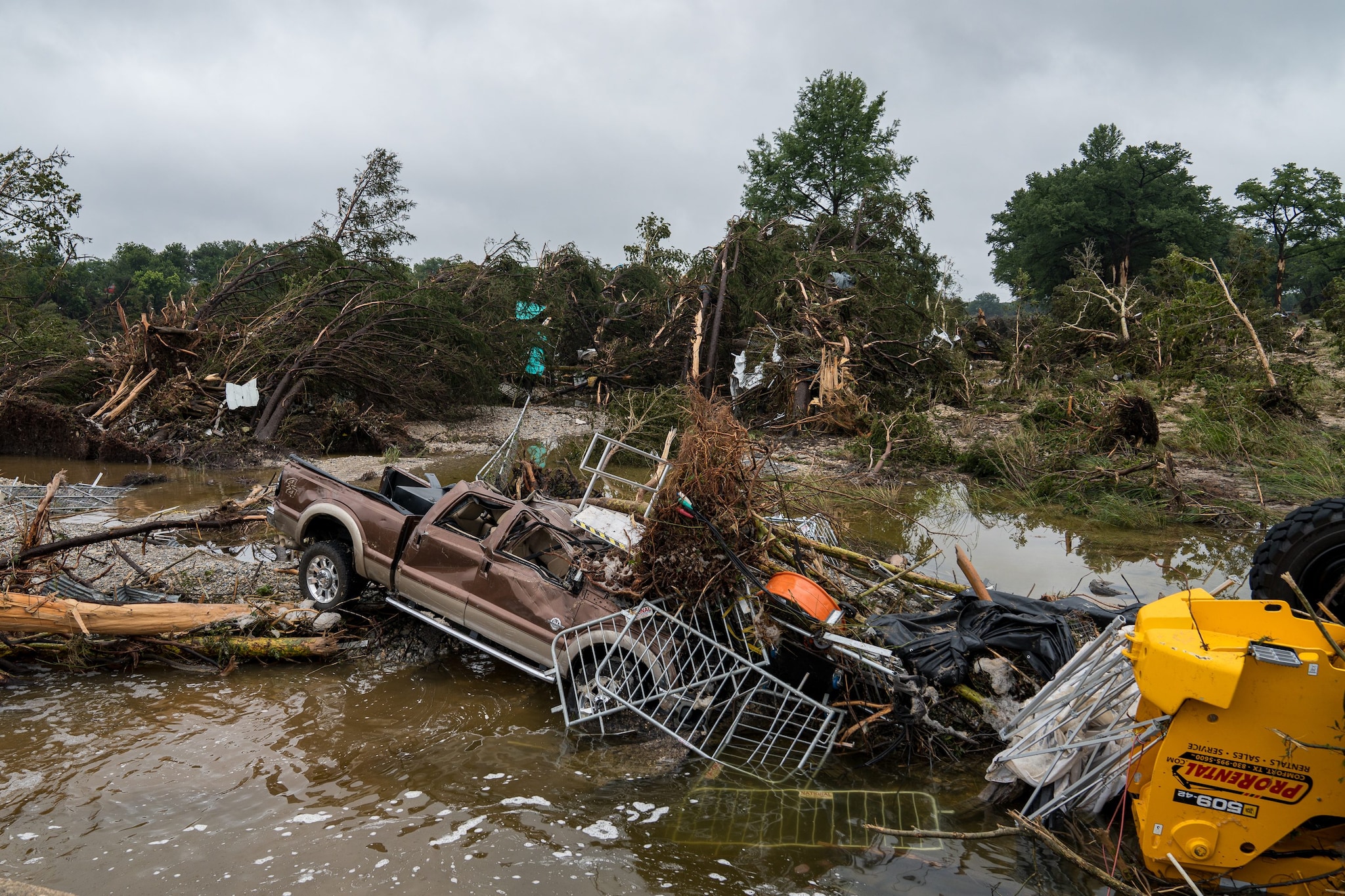 Texas, si aggrava il bilancio dell'alluvione: 27 morti, 9 sono bambine. Ancora decine i minori dispersi