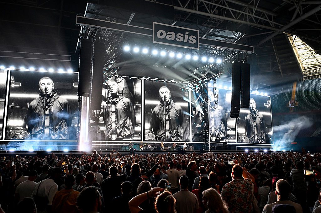 Gli Oasis, insieme dopo 16 anni, cantano Wonderwall con il pubblico a Cardiff: "Siamo felici di essere tornati"
