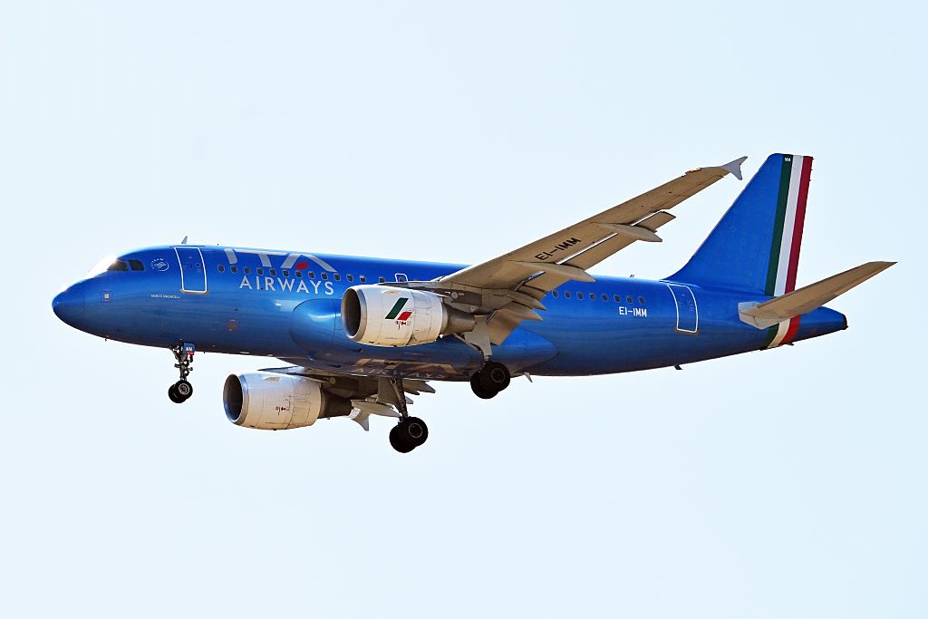 Bird strike per volo Ita Palermo-Milano dopo decollo: aereo torna indietro per motore in avaria, paura a bordo