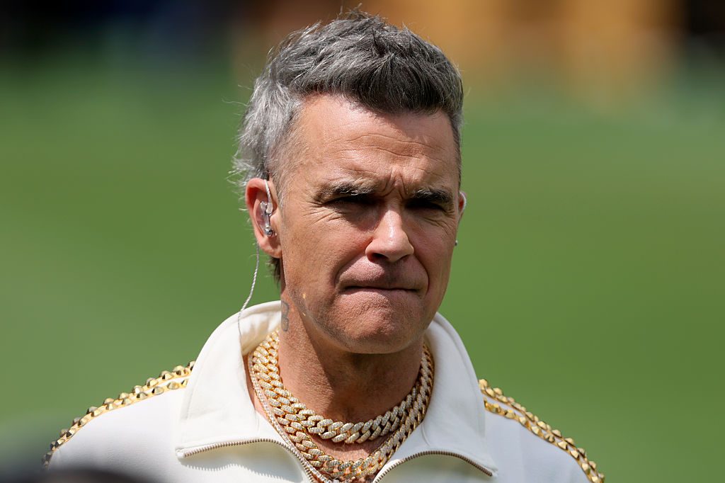 Robbie Williams: "Mia madre è affetta da demenza senile e mio padre da Parkinson, non sono pronto per questo"