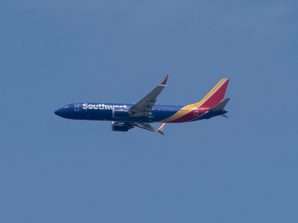 Paura in USA, sfiorata collisione tra aereo di linea e un caccia: "Sceso di 90 metri in 36 secondi". 2 feriti