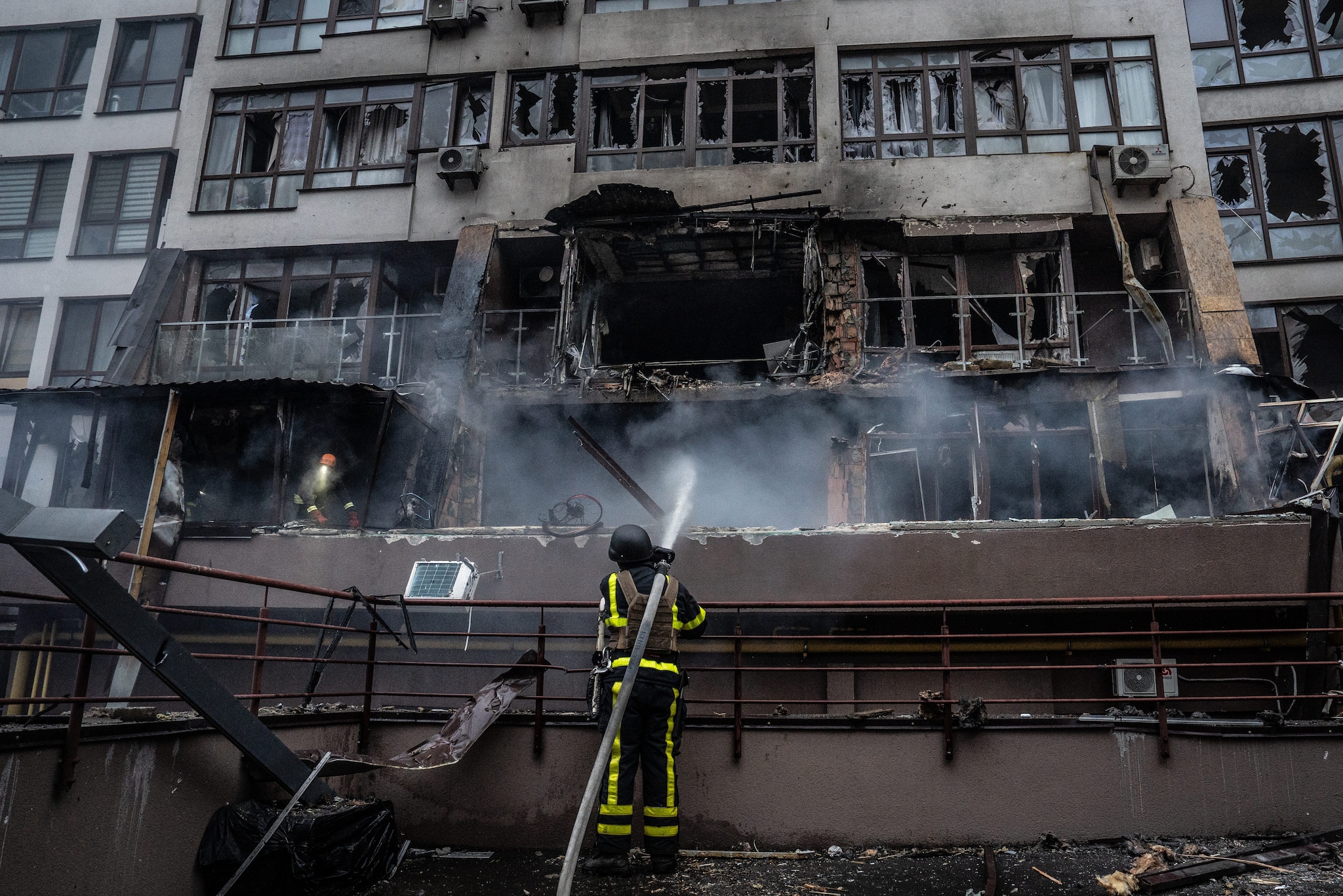 Nuova pioggia di droni sull’Ucraina, morti e feriti. Mosca gela i negoziati: "Non aspettatevi miracoli"