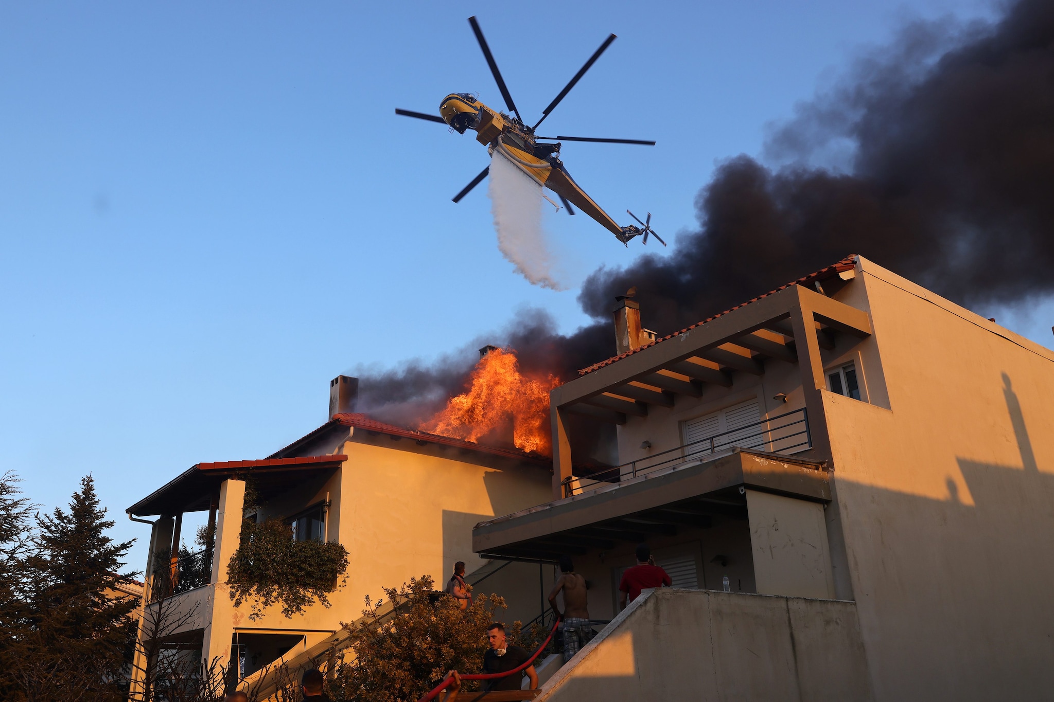 Grecia devastata dagli incendi, fiamme alle porte di Atene e centinaia di evacuazioni: chiesto aiuto all'UE