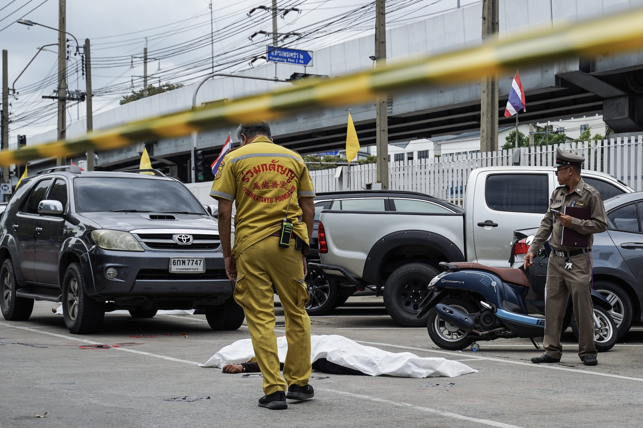 Strage in un mercato di Bangkok: cinque morti, tutte guardie di sicurezza, il killer si suicida
