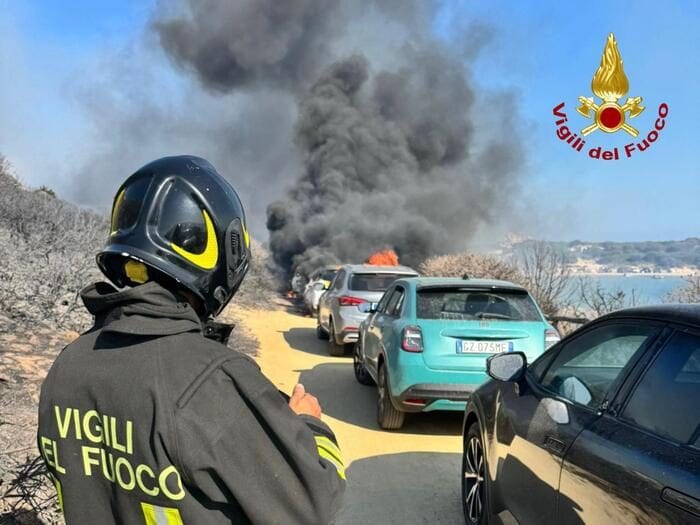 Sardegna in fiamme, oltre 40 incendi: inferno sulla costa est, evacuazioni e indagini su un’auto sospetta