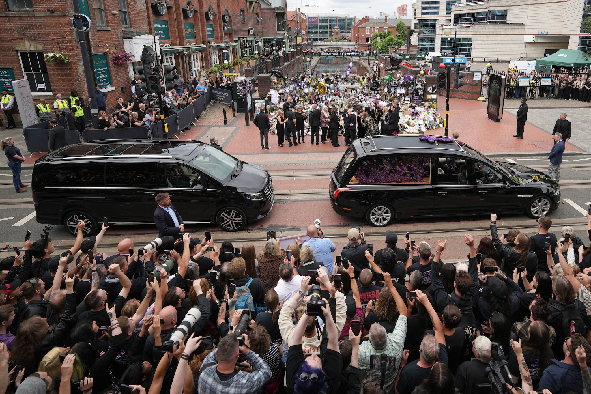 I fan di Ozzy Osbourne al corte funebre del cantante – Christopher Furlong:Getty Images