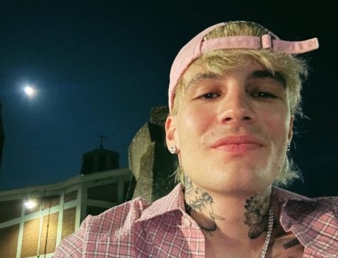 Il Tre in ospedale, il messaggio criptico: "A chi tocca un brutto male lo deve accettare?"