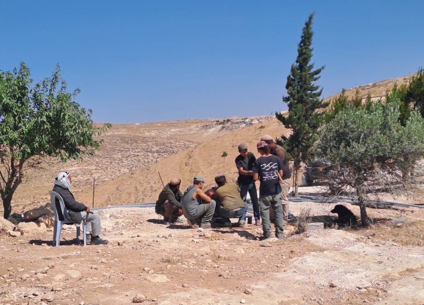 Un anziano resiste all’occupazione della sua casa da parte dei coloni a Khallet Athaba
