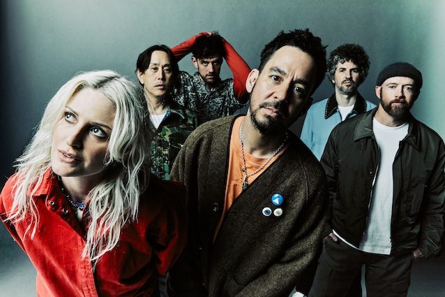 La cantante dei Linkin Park criticata dai fan, Shinoda: "Erano a disagio perché volevano un uomo"