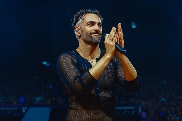 Il messaggio di Marco Mengoni ai fan: "Dopo quest'anno difficile, sentirvi ci ha reso una famiglia grande"