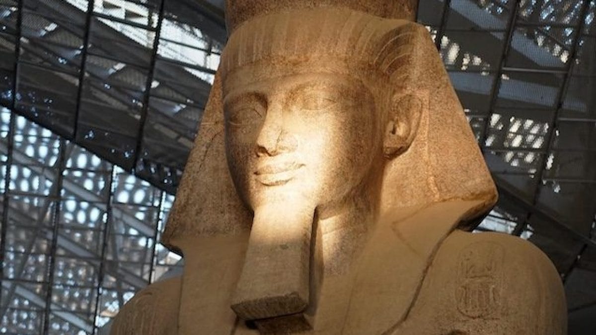 La statua di Ramesse al Grand Egyptian Museum – ph GEM