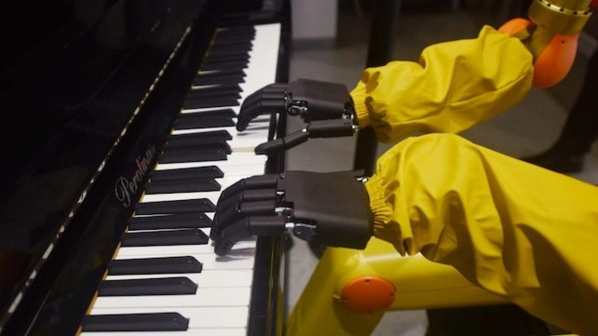 Un robot suona il pianoforte – ph Long Wei/VCG via Getty Images