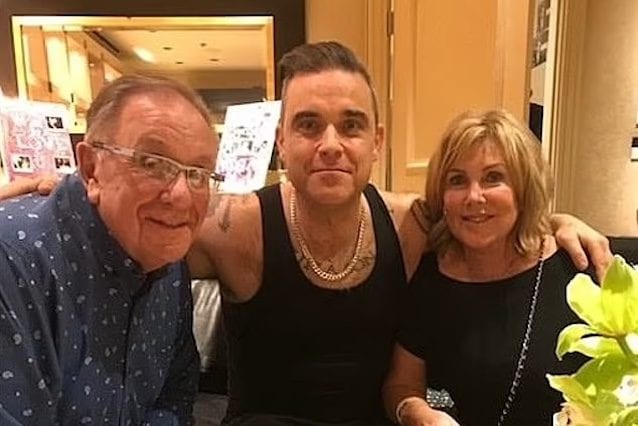 Robbie Williams parla della malattia dei genitori: "Mia madre ha la demenza, mio padre il Parkinson"